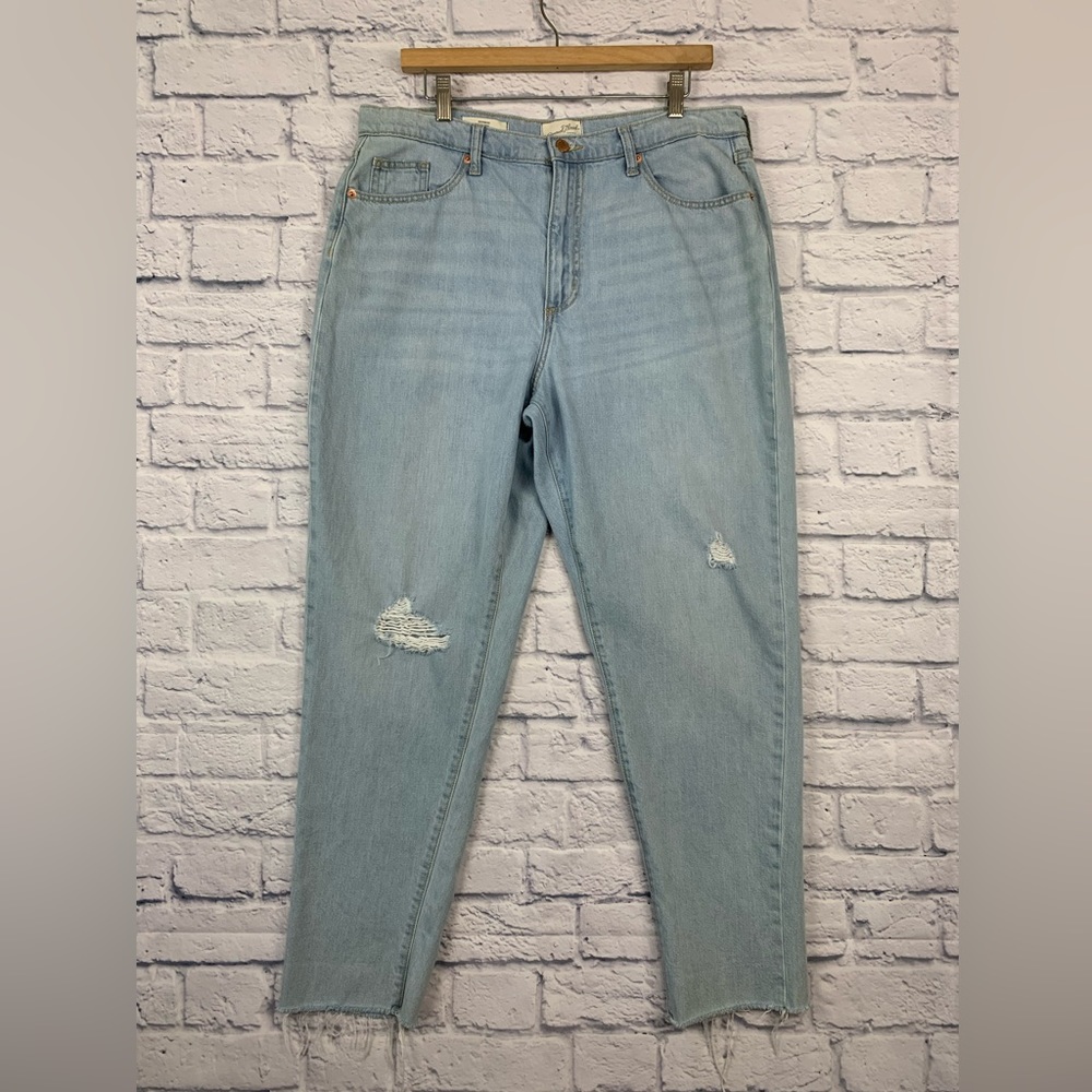 Universal Thread Boyfriend Lightwash Denim Distressed Denim Jeans Frayed Size 10